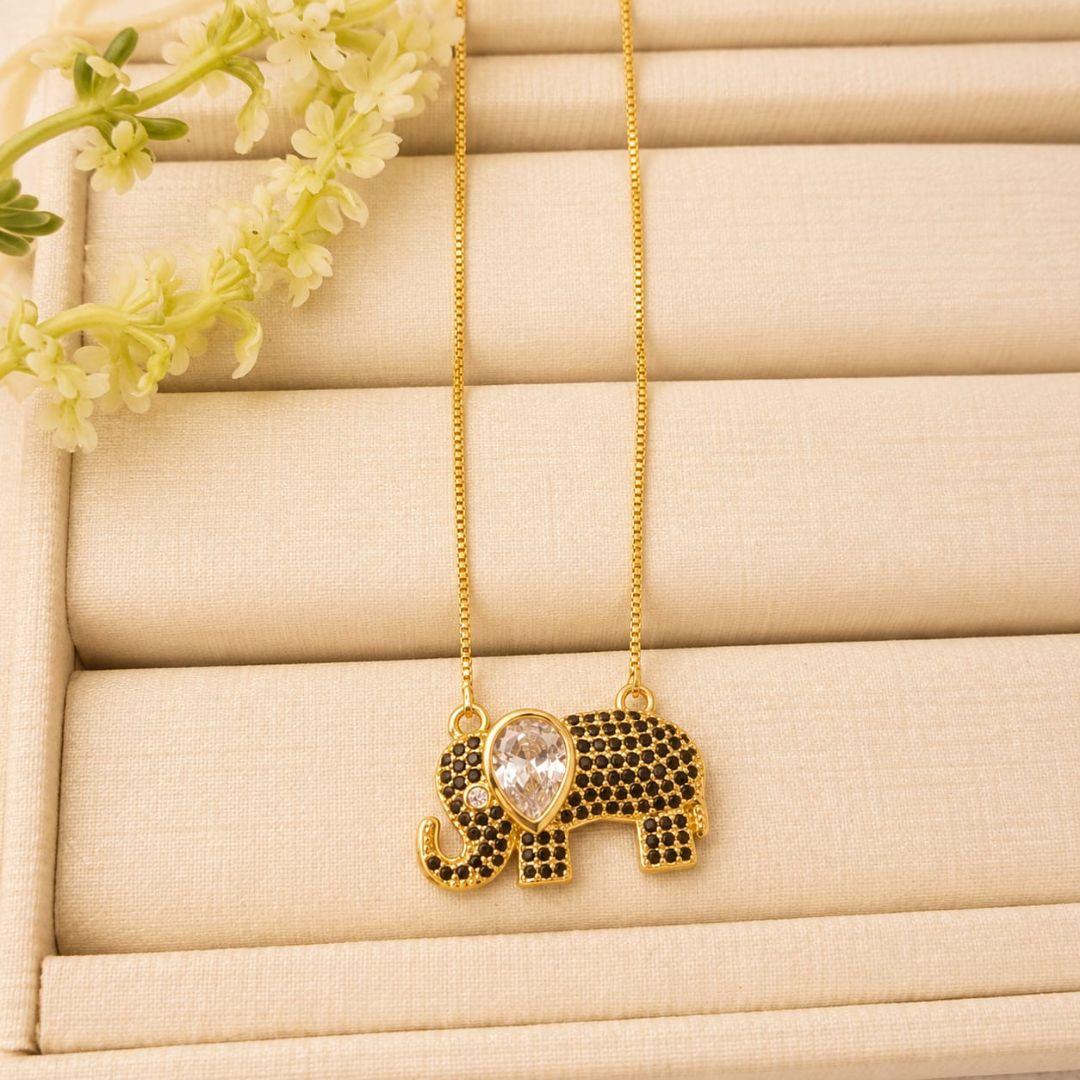 Gargantilha pingente elefante cravejado cristal e onix banhado a ouro 18k TAM45CM