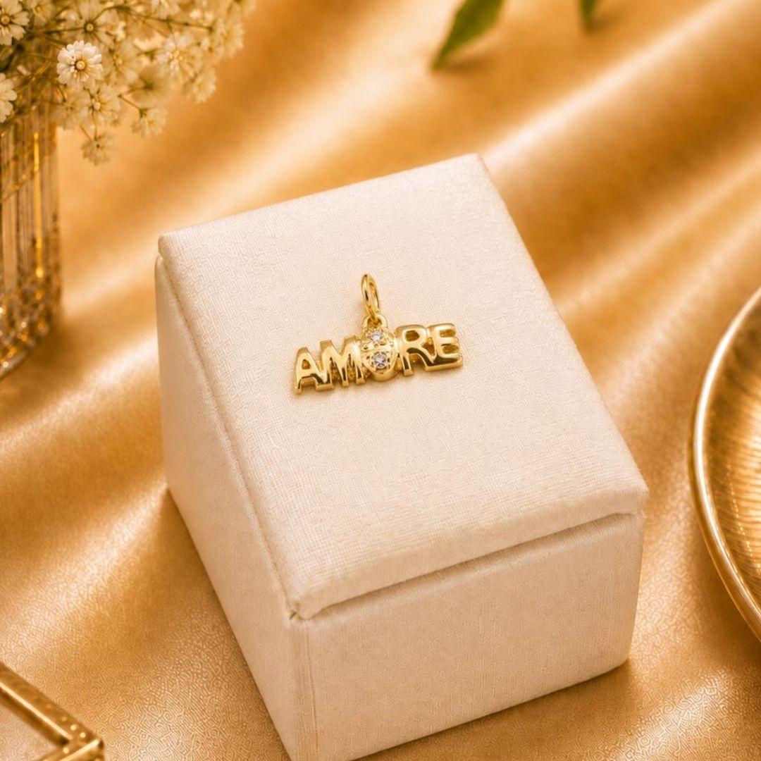 Pingente amore com duas pedrinhas na cor cristal liso banhado a ouro 18k