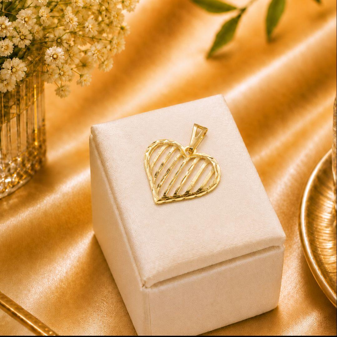 PINGENTE CORACAO LINHAS FOSCAS VERTICAIS BANHADO A OURO 18K