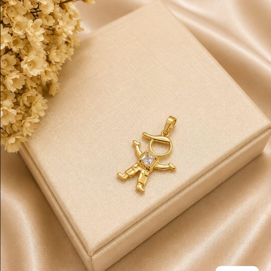 Pingente menino grande com uma pedra no meio na cor cristal banhado a ouro 18k