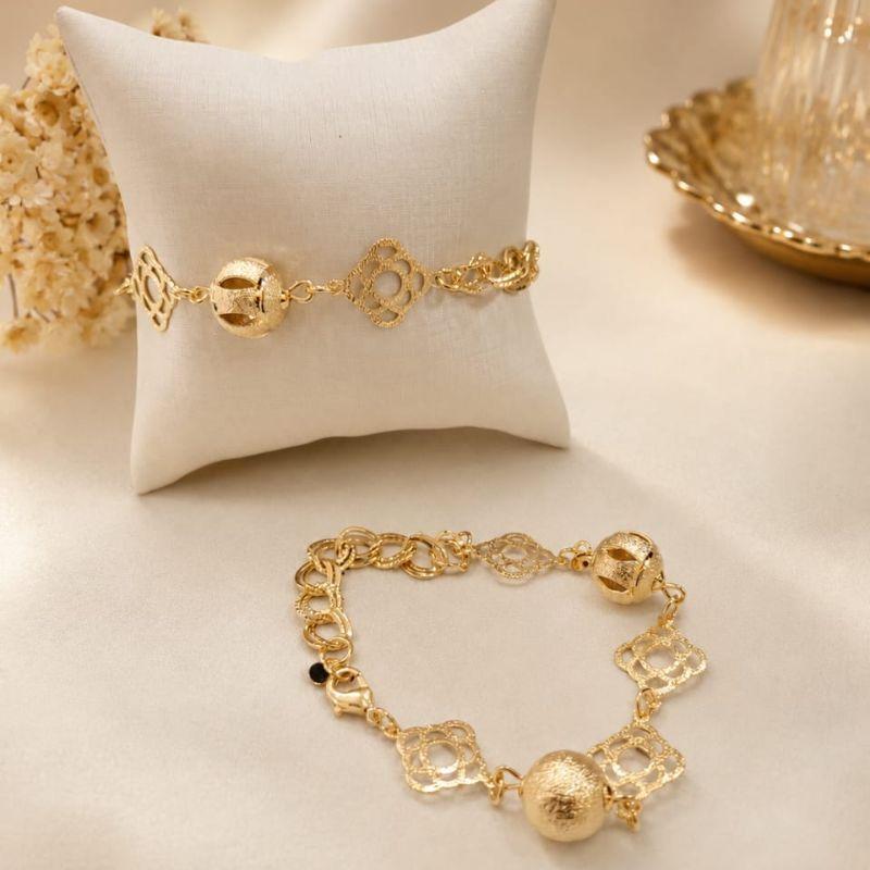 Pulseira  2 bolas grandes jateadas sendo 1 vazada corrente dupla 4 flores vazadas  banhado a ouro 18k TAM20CM