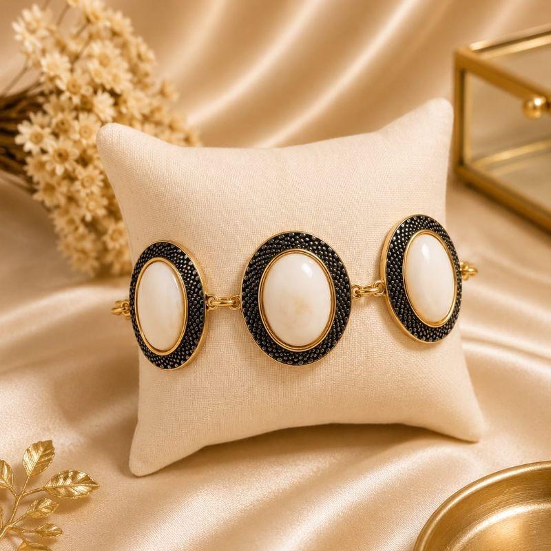 Pulseira na pedra natural contendo tres pedras ovais na cor madre perola e rodio negro banhado a ouro 18k