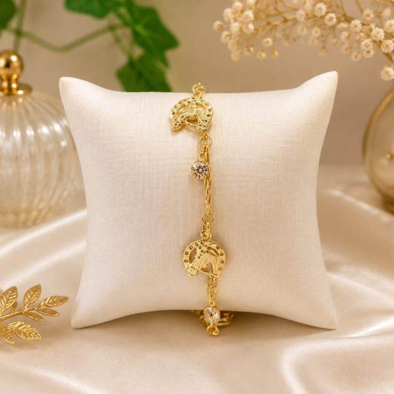 Pulseira tubinhos com pingentes ferradura pequena com cabeca de cavalo com tres pedrinhas na cor cristal banhado a ouro 18k TAM18CM