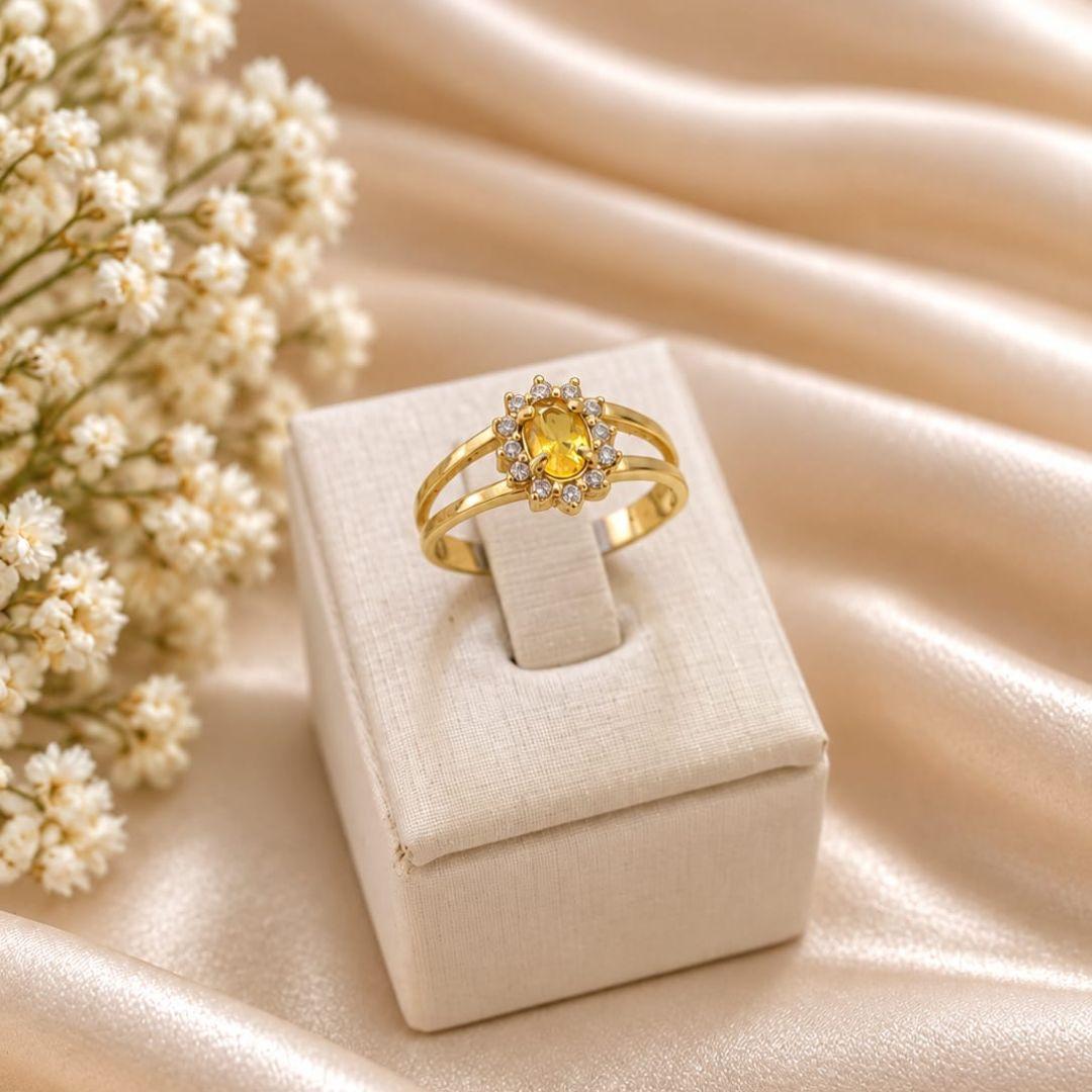 Anel de formatura feminino pedra oval na cor amarela com zirconias banhado a ouro 18k