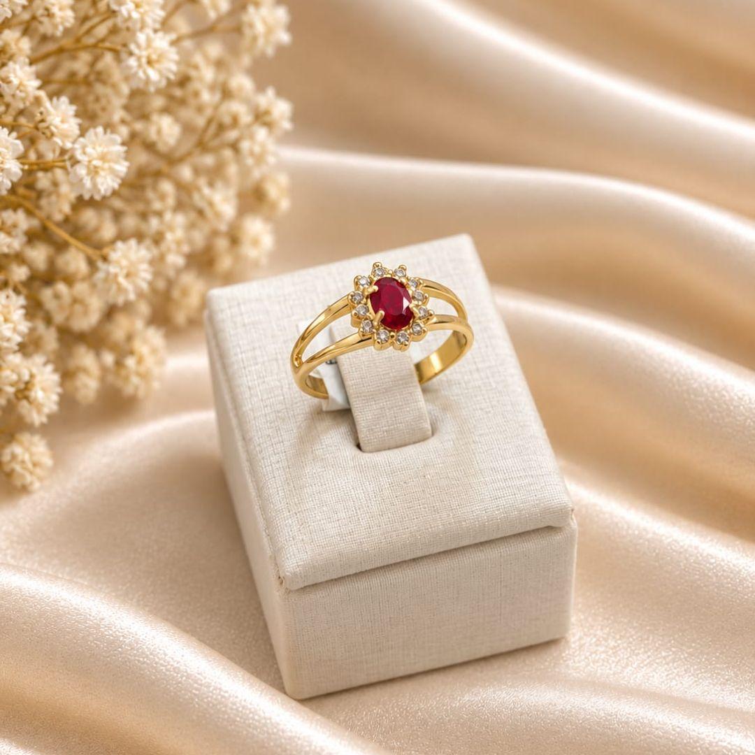 Anel de formatura feminino pedra oval na cor rubi com zirconias banhado a ouro 18k