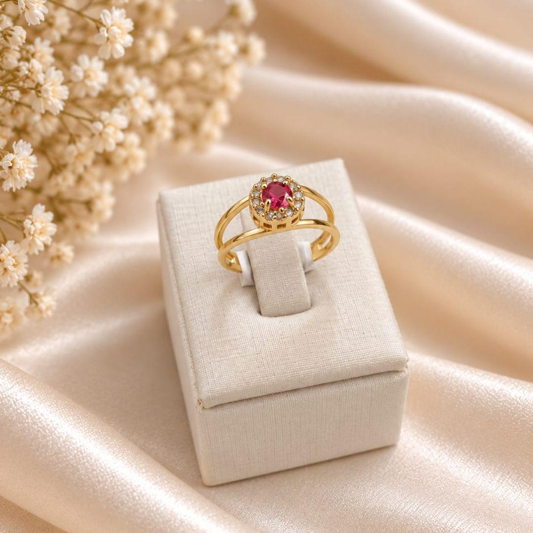 Anel de formatura feminino pedra redonda na cor rosa com zirconias banhado a ouro 18k