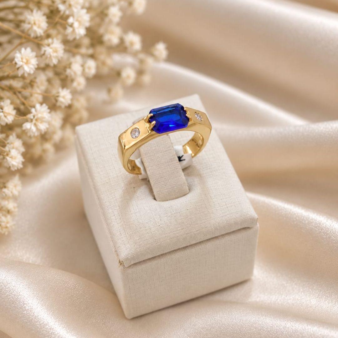 Anel de formatura pedra retangular na cor azul bic com zirconias nas laterais banhado a ouro 18k