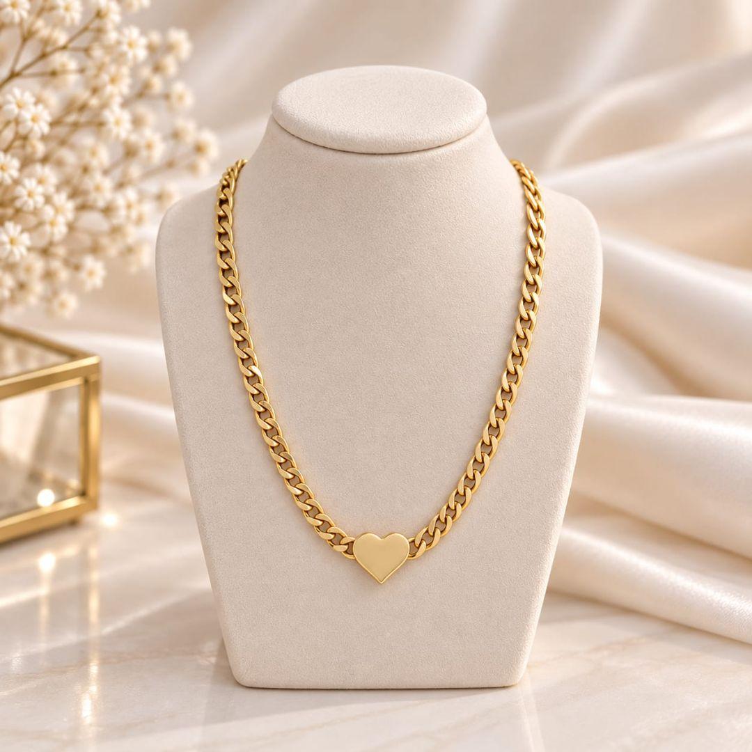 Chocker no elo grumet com um coracao fixo achatado no meio e uma pedrinha na cor rubi na ponta banhado a ouro 18k TAM35CM